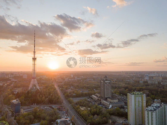 全景城市与电视塔基辅,乌克兰个美丽的日落无人机空中拍摄观看基辅市与多罗戈日奇与电视塔日落图片