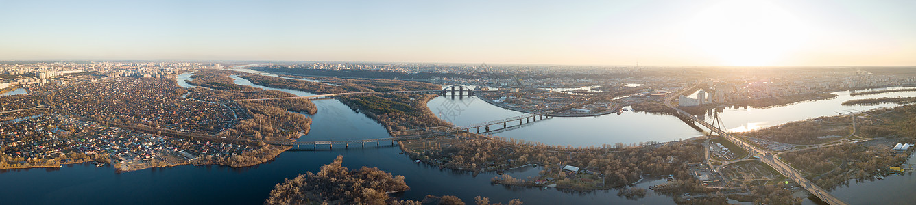 360°全景基辅市的全景,可以看奥博隆地区,北桥城市的右侧横跨聂伯河全全景360无人机的照片基辅市,可以看奥博隆地区北桥背景