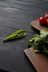 成熟的西红柿罗勒木板上,个开放的豆荚,豌豆种子个黑暗的木制桌子上,机蔬菜新鲜蔬菜,西红柿,豌豆罗图片