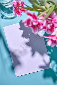 开花的构图与粉红色郁金香个璃花瓶白色纸板与的文本,的阴影蓝色背景结婚贺卡平躺美丽的春天框架与郁金香图片