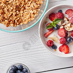 陶瓷白色碗白色桌子上,自然食物准备美味健康的机早餐天然机排饮食的天然机成分的早餐麦片浆果图片