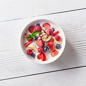 自制的天然食物白色桌子上的陶瓷白色碗里准备好美味健康的机早餐天然机健康饮食的五颜六色美味的现成早餐,玉米图片