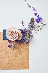 婚礼邀请卡,工艺信封,白色背景上的花头顶视图平躺,俯视带信封的花图片