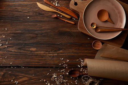 烹饪木制器皿的顶部视图,木制背景上文字的烹饪用的老式厨具图片