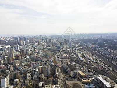 基辅,乌克兰20184月7日空中景观春季城市景观与铁路蓝天的背景无人机摄影乌克兰基辅20184月7日鸟瞰春图片