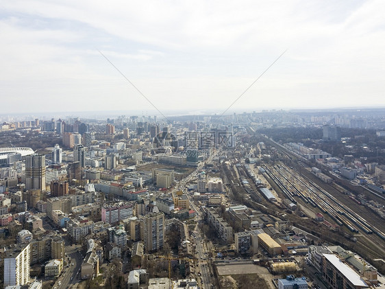 基辅,乌克兰20184月7日空中景观春季城市景观与铁路蓝天的背景无人机摄影乌克兰基辅20184月7日鸟瞰春图片