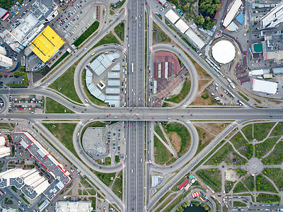 鸟瞰城市基辅,个现代化的道路交叉口与汽车,高层建筑,购物中心与公园绿色地区,波兹尼亚基地区,乌克兰无人机的照片鸟瞰图片