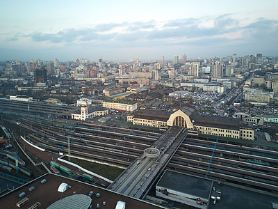 基辅市,鸟瞰,火车站火车的景色,地平线上多云的天空基辅市的鸟瞰图图片
