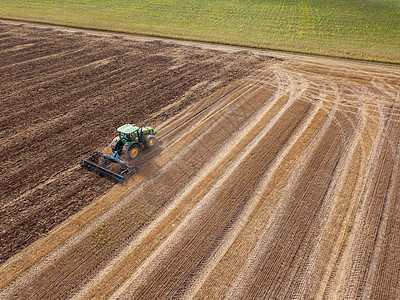 收获后田野的无人机上俯瞰拖拉机田间收割后耕田准备土壤播种工作收割后用拖拉机收割后,个无穷无尽的农田用拖拉机种图片