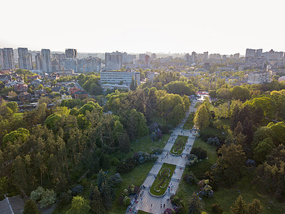 空中摄影无人机,鸟瞰佩切斯克地区的现代建筑娱乐活动区植物园基辅夏季日落鸟瞰,无人机植物园中央小巷的全景,以及乌克图片