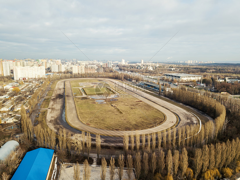 无人机乌克兰基辅赛马场基础设施的空中摄影,多云天气中的早春拍摄无人机上全景鸟瞰,鸟瞰基辅市中心的乌克兰河马场图片