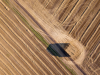 收获后田野的鸟瞰农田上的稻草堆生态生物燃料肥料野外工作飞行无人机农业田的顶部视图,夏天收获后,堆稻草图片