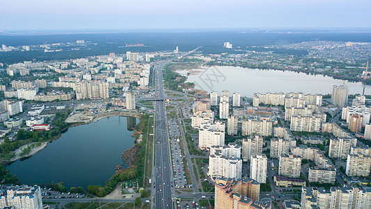 无人机鸟瞰波兹尼亚克区MykolyBazhanaAveLebedyne湖Vyrlytsya湖基辅市夏季日落时的现图片