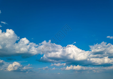 夏日日落时,蓝天上的白色蓬松云自然天气,多云的蓝天夏天日落时蓝天背景的美丽云无人机的鸟瞰图图片
