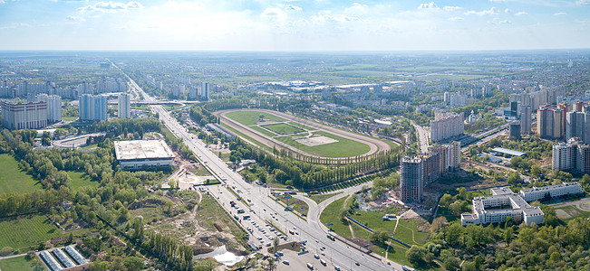 无人机乌克兰基辅的赛马场现代建筑的基础设施的空中摄影,晴朗的阴天的夏天拍摄无人机的全景鸟瞰,鸟瞰乌克兰中部的河马场基图片