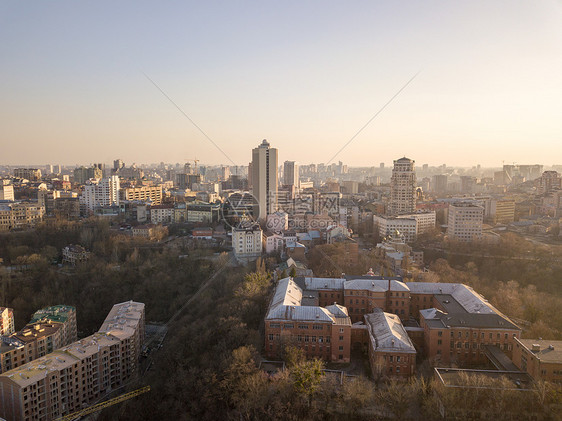 空中摄影无人机美术建筑学院,交易房屋地区与旧建筑房屋乌克兰基辅市夏季日落拍摄无人机全景鸟瞰,鸟瞰基辅市的中心图片