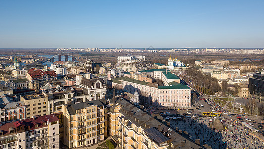 基辅市及其地区的高度来看市中心的现代建筑,安德鲁教堂,波多斯基大桥乌克兰基辅市的左岸无人机照片查看市中心的现代图片