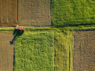 同作物土壤的抽象几何形式的农田,没作物播种,用道路拖拉机隔开,颜色为绿色黑色无人机上鸟瞰无人机上鸟瞰,图片
