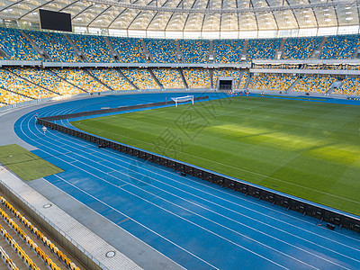 基辅,乌克兰20187月19日全景无人驾驶飞机建造体育场屋顶,法庭与黄色蓝色座位的体育综合体奥林皮斯基基辅,乌克图片