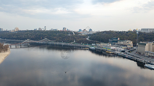 空中全景无人机中央历史部分的城市Kiyv,波多尔区与邮政广场,酒店,教堂,河港日落多云天空聂伯河的反射全景鸟瞰图片