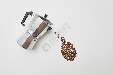 意大利咖啡机新鲜咖啡豆的形式,滴白色背景上,平躺咖啡豆的形式金属咖啡机滴白色背景上,文字的图片