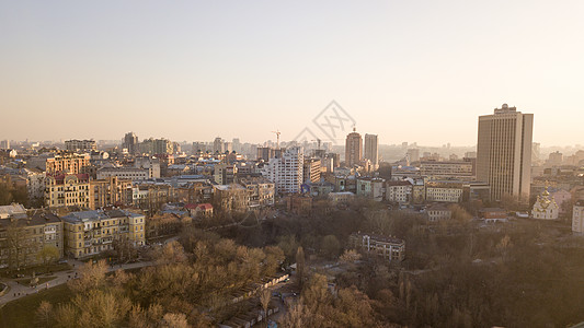 无人机乌克兰基辅市的艺术家中心房屋贸易房屋带丘奇旧建筑房屋的地区的空中摄影,夏天的日落时拍摄无人机的全景鸟瞰,鸟图片