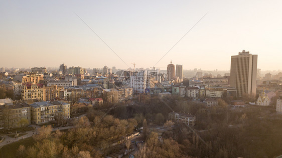 无人机乌克兰基辅市的艺术家中心房屋贸易房屋带丘奇旧建筑房屋的地区的空中摄影,夏天的日落时拍摄无人机的全景鸟瞰,鸟图片