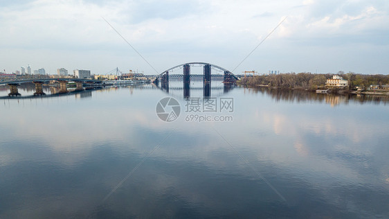 连接特鲁哈诺夫岛德尼普罗河沿岸特罗耶什希纳地区的哈万斯基桥未完成的波多尔斯克复活乌克兰河流中桥梁的反射无人机的照片图片