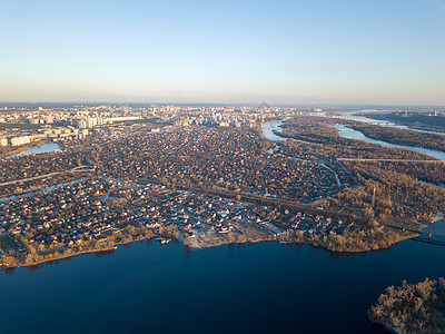 乌克兰基瓦左岸地区聂伯河的鸟瞰图,部分彼得罗铁路桥私人住宅,与蓝天相映成趣基瓦左岸聂伯河的全景映衬着蓝天图片