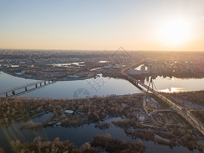 日落时,桥，聂伯河上,远处的基辅市图片