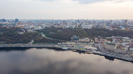 空中全景无人机中央历史部分的城市Kiyv,波多尔区与邮政广场,酒店,教堂,河港日落多云天空聂伯河的反射全景鸟瞰图片