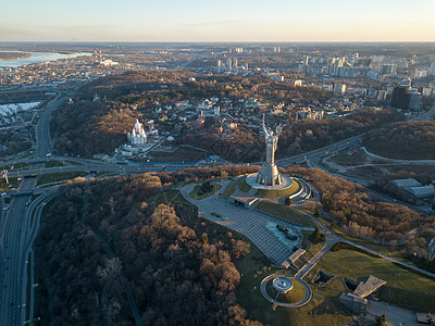 全景摄影无人机,鸟瞰历史著名的地方基辅,聂伯河右岸与现代建筑日落夏天无人机祖国纪念碑,植物园,聂伯河,道路交图片