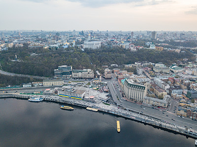 空中全景无人机中央历史部分的城市Kiyv,波多尔区与邮政广场,酒店,教堂,河港日落多云天空聂伯河的反射全景鸟瞰图片