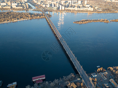 令人惊叹的城市景观左岸的聂伯,现代建筑帕托纳桥个阳光明媚的夏天基辅,乌克兰飞行无人机的航空摄影无人机帕托纳图片