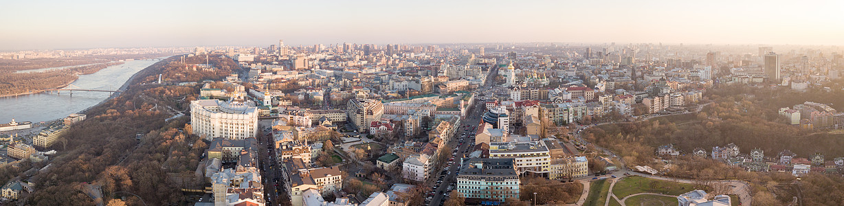 无人机照片全全景360的现代城市与条河聂伯河天际线鸟眼鸟瞰基辅,乌克兰阳光天空下城市的旧部分全景鸟瞰基辅,乌克兰图片