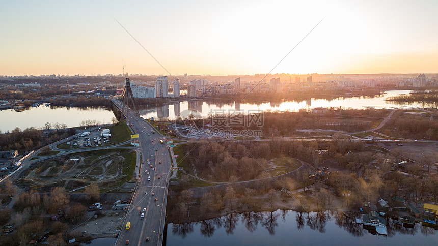 聂伯河上的北桥上观看景观,俯瞰Skaimol购物中心Obolon区,基辅的左侧日落,乌克兰无人机的照片聂伯河图片