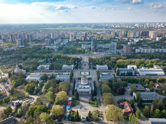 基辅市城市全景展览中心天空的背景下,春天,戈洛塞地区无人机的照片基辅市的全景春天天空的展览中心图片