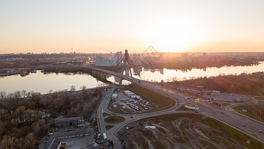 日落时基辅聂伯河上北桥道路上的交通全景娱乐活动中心Skaimol,Obolon区乌克兰基辅大桥前的个大公园无人机照片图片