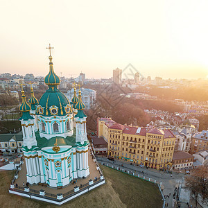 基辅波迪尔安德鲁教堂的顶景乌克兰历史中心的城市景观乌克兰首都无人机照片安德鲁教堂基辅安德鲁下降图片