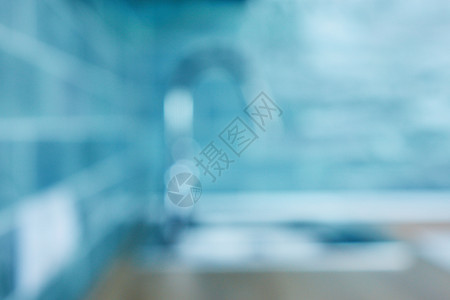 现代厨房搅拌机由锈钢制成,背景为陶瓷蓝色瓷砖,天然镜片Bokeh模糊的背景锈钢厨房水龙头模糊背景图片