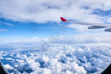 机翼飞机飞机窗口透过飞机窗户看天空云飞机的窗户看云天空图片