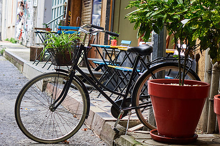 把自行车停伊斯坦布尔狭窄的街道上自行车停街上图片