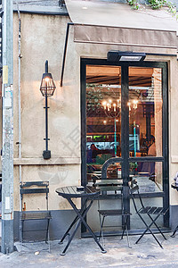 土耳其伊斯坦布尔街头咖啡馆桌子椅子直接站街上当地人参观的独特而真实的地方伊斯坦布尔的土耳其街头咖啡馆图片