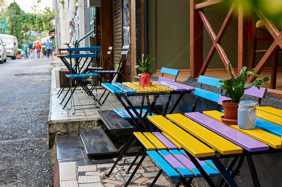土耳其伊斯坦布尔舒适的街头咖啡馆五颜六色的椅子,桌子伊斯坦布尔的土耳其街头咖啡馆图片