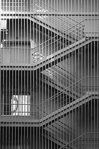 大楼里的灰色金属楼梯灰色金属楼梯图片