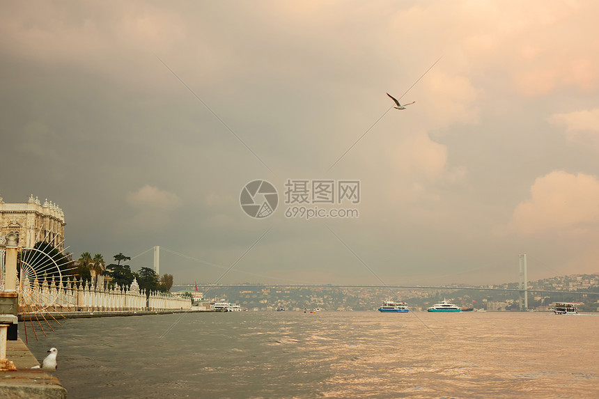 伊斯坦布尔城的堤岸阴沉的日子里 看老板的桥 船只海鸥天空中飞翔码头的景色高清图片下载 正版图片 摄图网 伊斯坦布尔城的堤岸阴沉的日子里 看老板的桥 船只海鸥天空中飞翔码头的景色高清图片下载 正版图片 摄图网