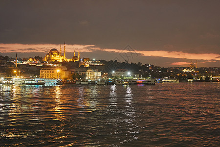 伊斯坦布尔市大海的美丽夜景蓝色清真寺伊斯坦布尔土耳其个晚上图片