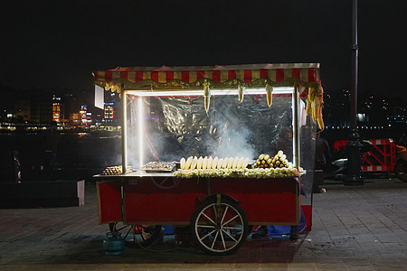 土耳其伊斯坦布尔街头食品的准备亭子里街上的玉米烤栗子伊斯坦布尔市的街头食物图片