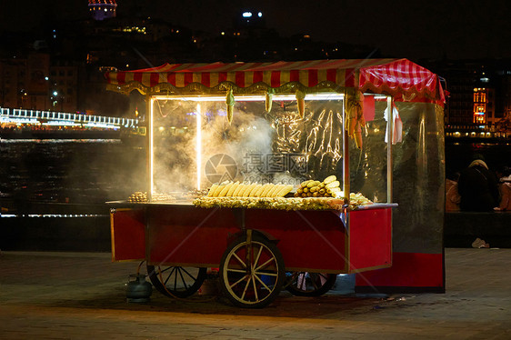 传统的土耳其百吉饼模拟手推车与街头食物晚上土耳其伊斯坦布尔土耳其百吉饼食品车上销售图片