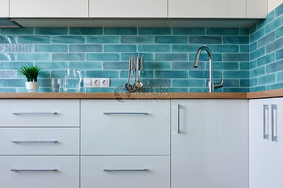 白色厨房蓝色瓷砖的舒适内部白色厨房的舒适内部图片